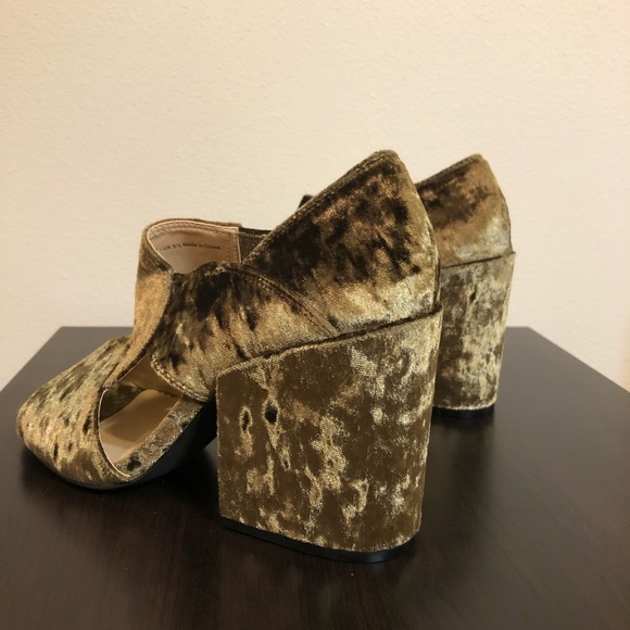 CAbi Green Chic Crushed Velvet Chunky Block Heels - Picture 5 of 10